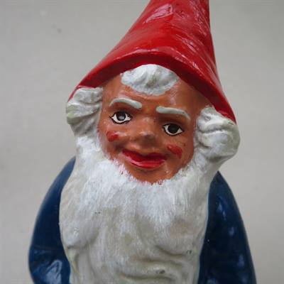 Gips julemand med stor skæg, blå og rød. 25 cm. høj.
